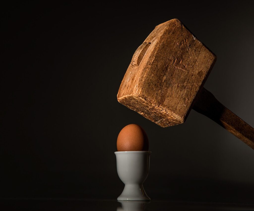 Kui kogemus ja “ametlik lugu” ei kattu egg, hammer, hit, beat, fragile, vulnerable, threaten, fear, intimidate, force, scare, frighten, coerce, aggression, power, attack, conflict, brutal, coercion, cruel, pounding, anger, smash, blow, shatter, hostile