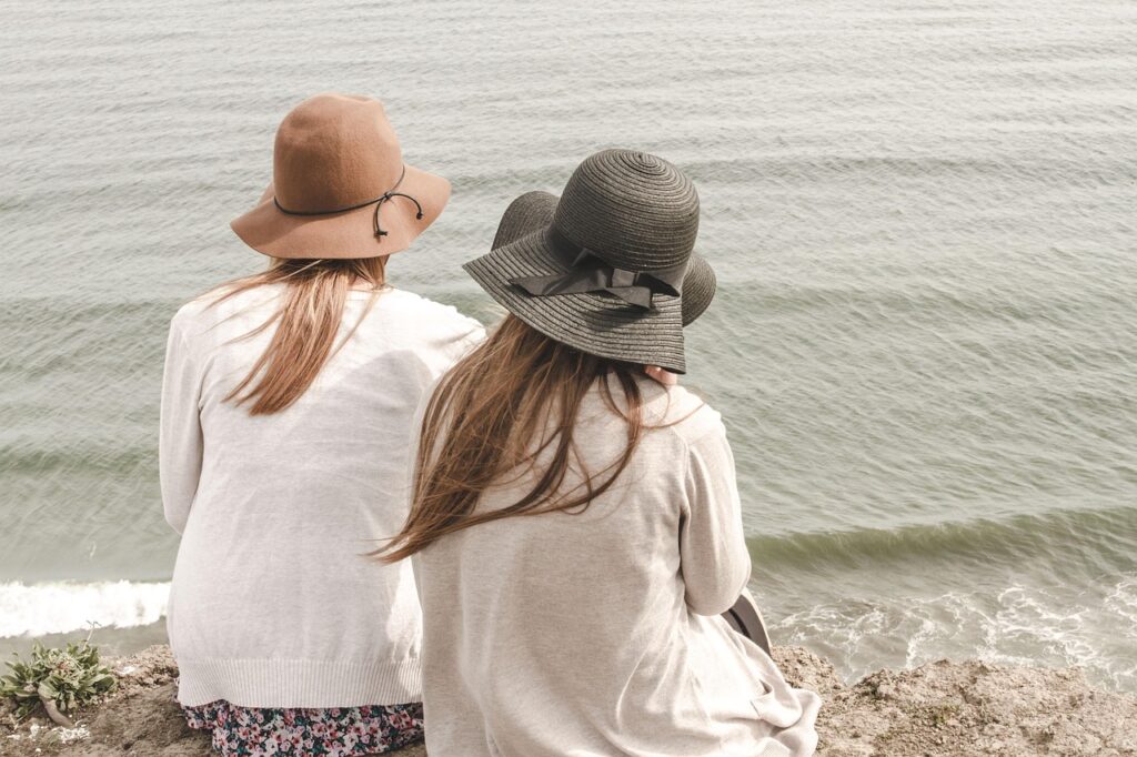 Üks aus vestlus õigel ajal oleks võinud muuta kogu järgnevat sündmuste ahelat. beach, hats, women, pair, couple, nature, fashion, style, stylish, backs, young women, shore, seashore, friendship, girl friends, ocean, outdoors, people, sand, sea, water, friends