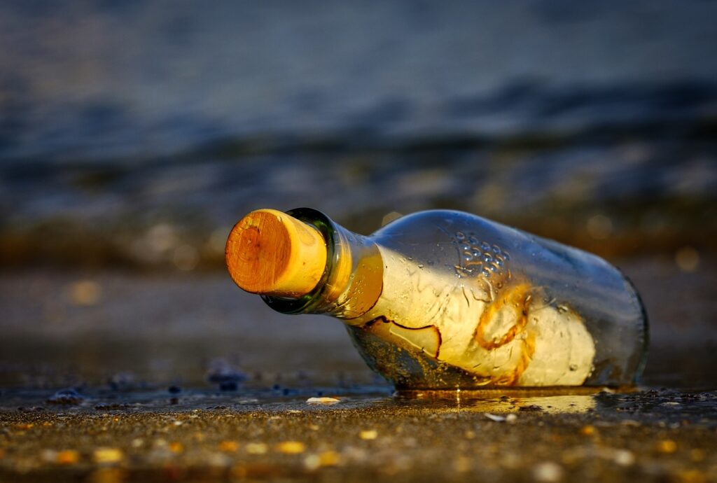 Ma tunnen kaasa, aga ma ei kanna enam kogu maailma oma õlgadel. message in a bottle, nature, sea, wreck, letter, beach