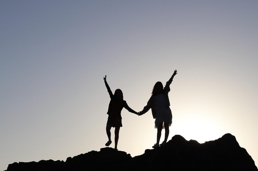 Kuidas hinnatakse kogukonnateenuse kvaliteeti against light, summer, silhouette, children, together, nature, collaboration, people, sunset, sunlight