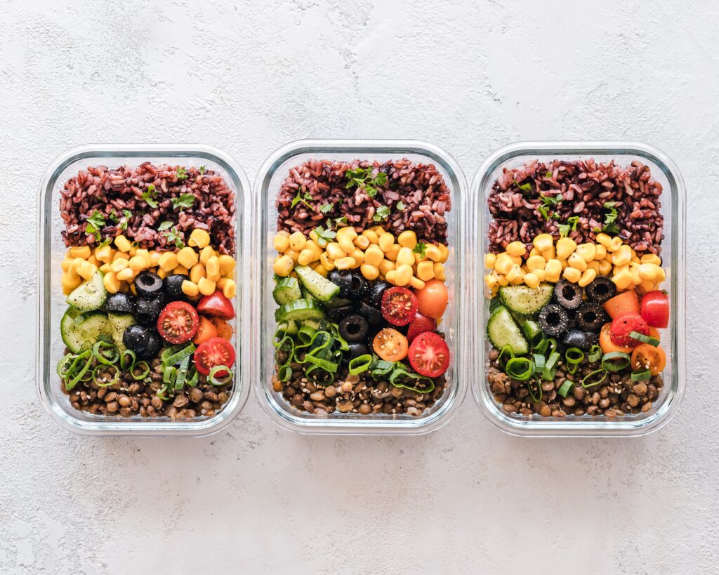 Rohkem kui lihtsalt kohvik – kuidas maailma maitsed õpetasid erivajadustega inimestele iseseisvust ja eluks vajalikke oskusi Colorful healthy meal prep with corn, olives, tomatoes, and lentils in glass containers. Perfect for mindful eating.