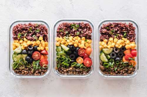 Teenused – toitumine ja liikumine *tervislikumad valikud* erivajadustega inimestele Colorful healthy meal prep with corn, olives, tomatoes, and lentils in glass containers. Perfect for mindful eating.