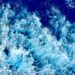 Kui “tõde” ei põhine konkreetsetel faktidel – kus jookseb piir hinnangu ja oletuse vahel? Koos lisatud kirjavahetustega. Dynamic aerial perspective of vibrant blue waves crashing in the ocean, exhibiting movement and energy.