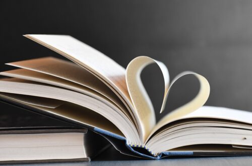 Lase vabaks see, mida sa enam ei valiks. Open book with pages forming a heart, symbolizing love for reading and literature.