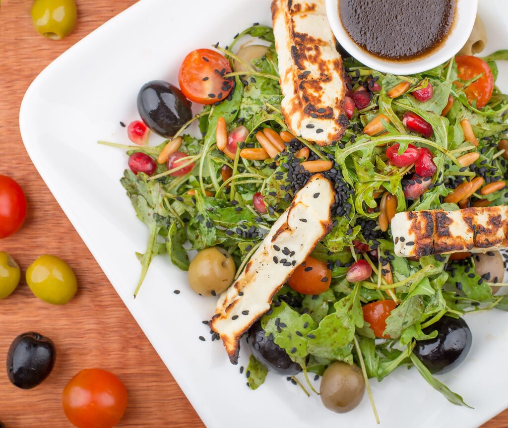 Kui vaikus õpetab kuulama – mõtteid erivajadusest, empaatiast ja kliendikesksusest Top view of a Mediterranean salad with halloumi, olives, and cherry tomatoes.