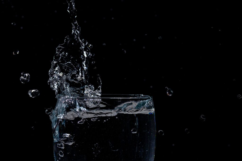 Ma ei pea parandama seda, mida ma ei ole lõhkunud Close-up of water splashing in a glass against a black background.