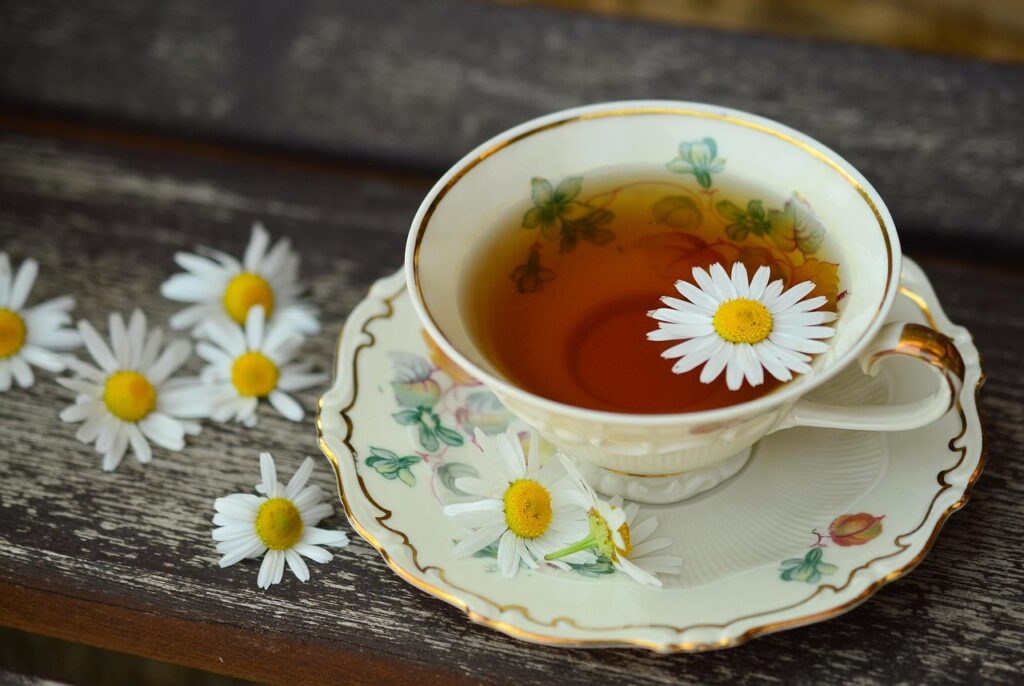 Toome tähelepanu tagasi elu ilusate asjade juurde. 🌿 cup, tee, porcelain, drink, decor, break, still life, teatime, herbal tea, tea, tea cup, chamomile tea, health, herbs, tumblr wallpaper