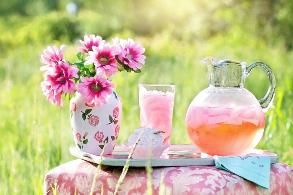Kõige rohkem hämmastab mind hoopis teatud vaikus. pink lemonade, summer, outdoors, beverage, refreshment, flower vase, nature, pink flowers, cold, thirsty