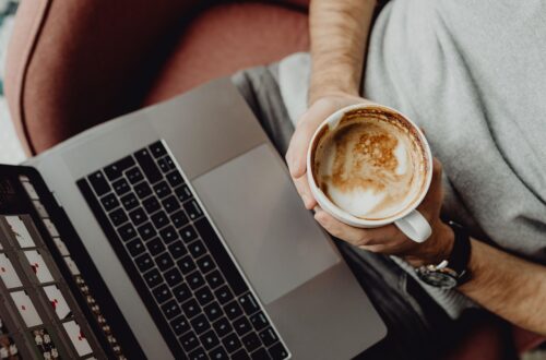 Vaikus ei kirjuta minu lugu ümber coffee, cup, computer, coffee cup, home, laptop, macbook, technology, office, business, designer, work, man, casual