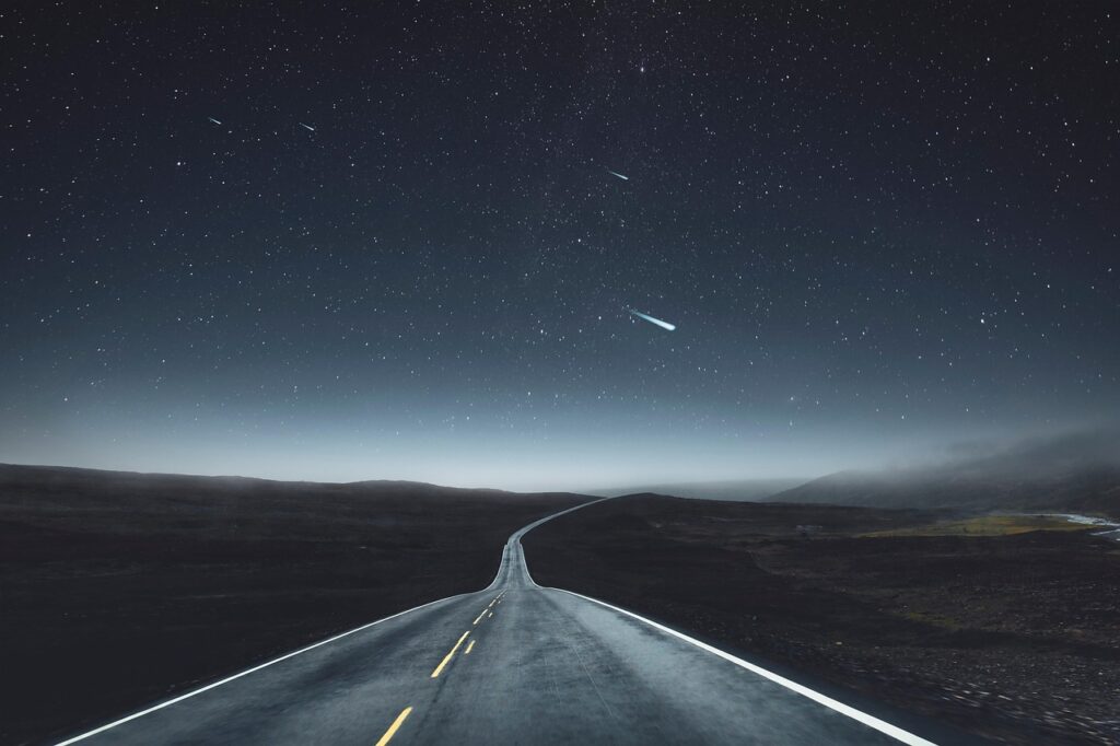Vahel öeldakse, et vaikus räägib rohkem kui sõnad. Mida aeg edasi, seda enam olen hakanud sellest aru saama. highway, night sky, nature, night, landscape, sky, stars, shooting star, asteroid, mountains, fog, darkness