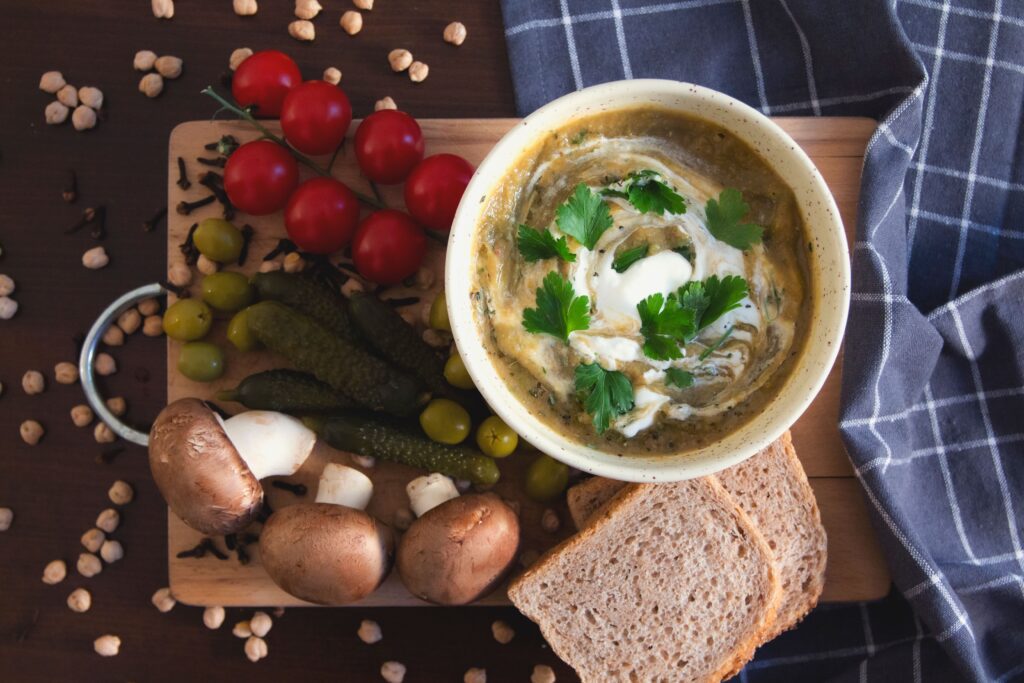 Ka kõige aeglasem kilpkonn jõuab kaldale Delicious creamy vegetable soup with fresh ingredients and bread. Perfect for food lovers.