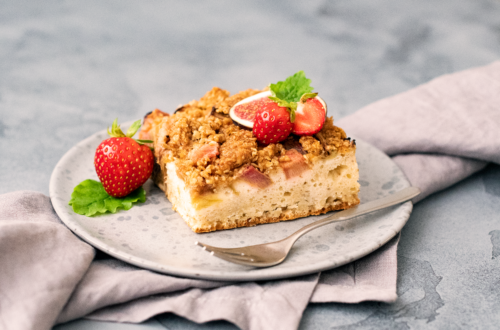Alternatiivsed ja tervislikud sünnipäevade lahendused kogukonnateenusel olevatele klientidele A slice of homemade cake topped with fresh strawberries and mint, perfect for a healthy dessert.