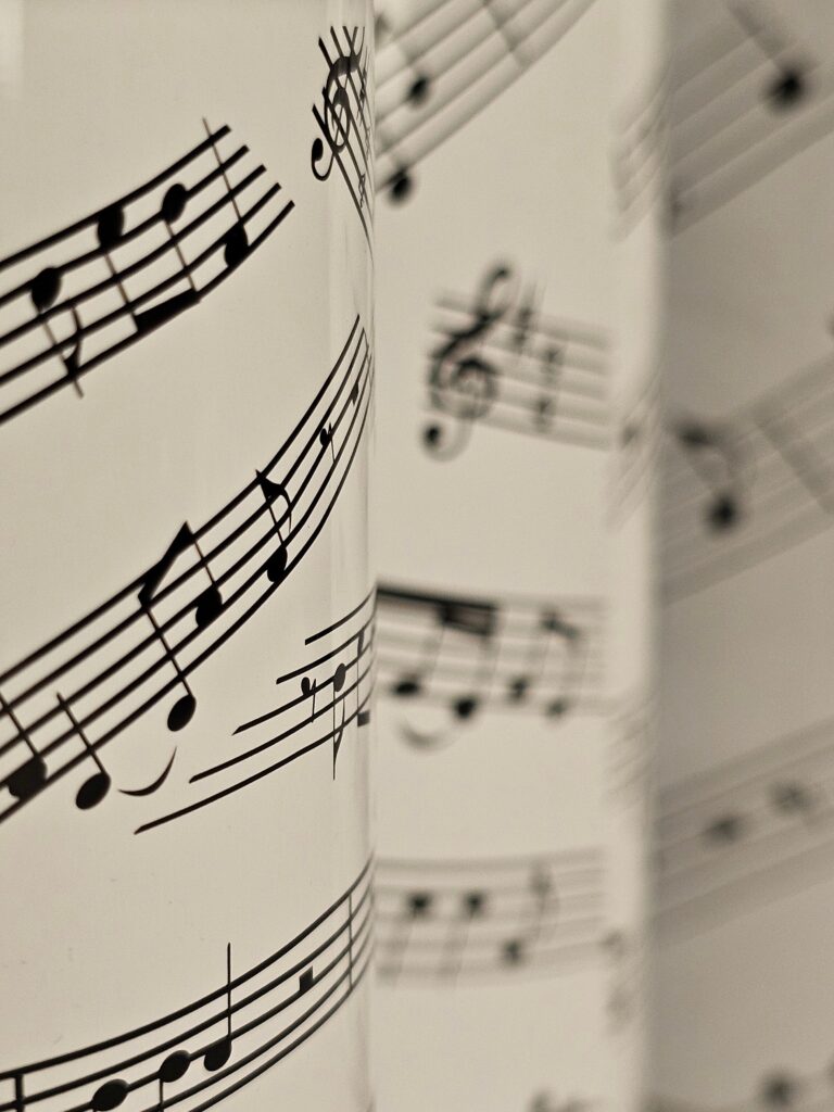 Toiduvalmistamine kui osa laagrikogemusest ja eluliste oskuste õppest Detailed view of musical notes on sheets, highlighting artistic composition and design.