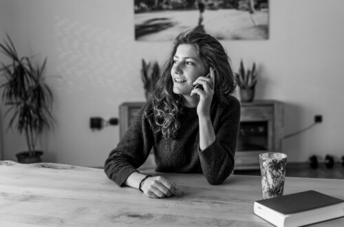 Mikroettevõtja, kes ühendab sotsiaalvaldkonna teadmised ja dokumendihalduse ja praktilise toetusteenuse olemasolu tegevusjuhendajatele make a phone call, mobile, phone, smartphone, communication, contact, iphone, community, accessible, at home, home, friendship, woman, female, home office, web, reception, talk, talking, chat, phone, communication, communication, communication, community, home office, talk, talk, talk, talking, talking, talking, talking, talking, chat